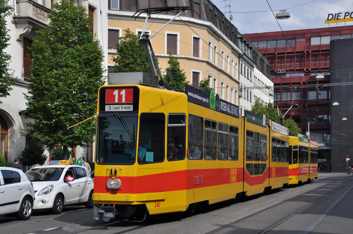 Be 4/8 240 zusammen mit dem Be 4/6 214 auf der Linie 11 fahren durch die Centralbahnstrasse zum Bahnhof SBB. Die Aufnahme stammt vom 27.06.2014.