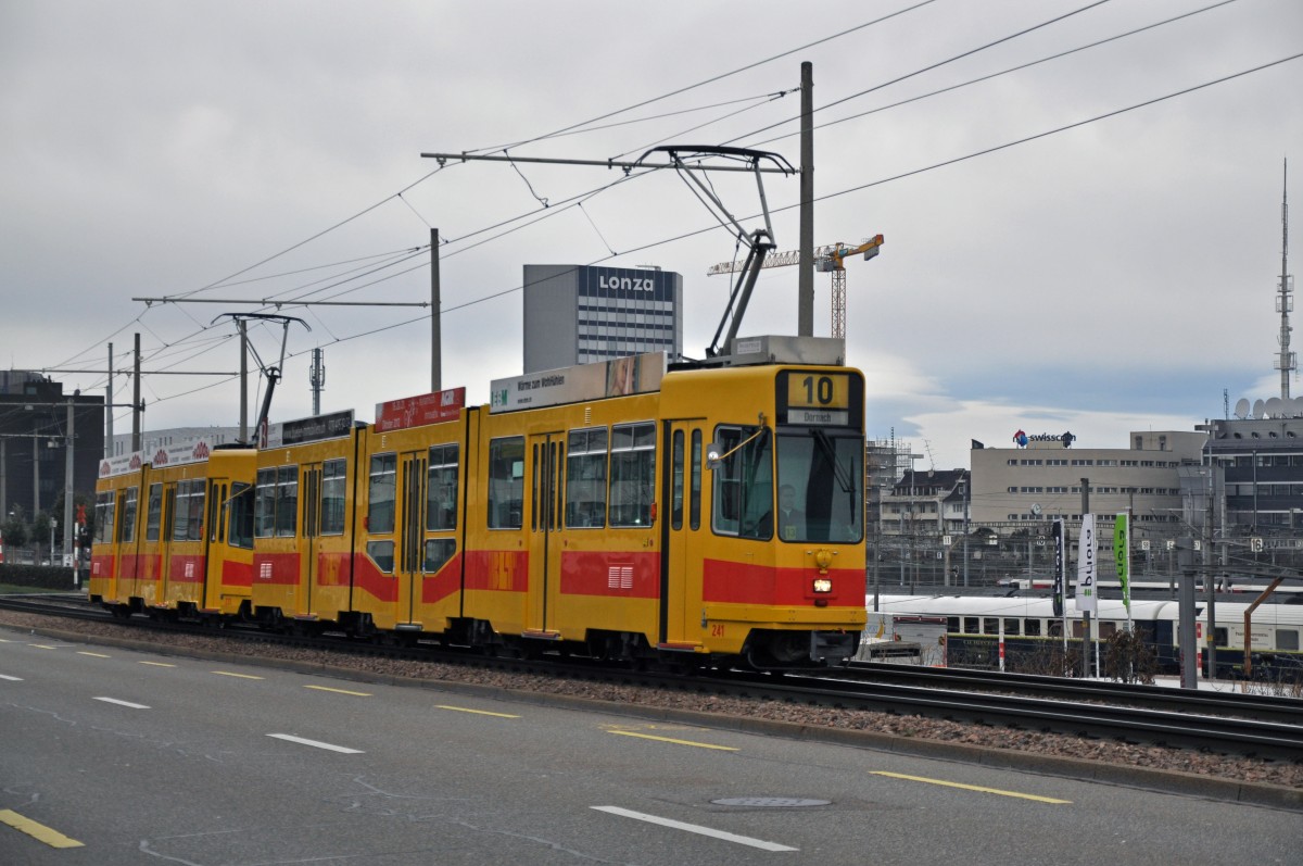 Be 4/8 241 und der Be 4/6 233 auf der Linie 10 kurz vor der Haltestelle M-Parc. Die Aufnahme stammt vom 08.02.2014.