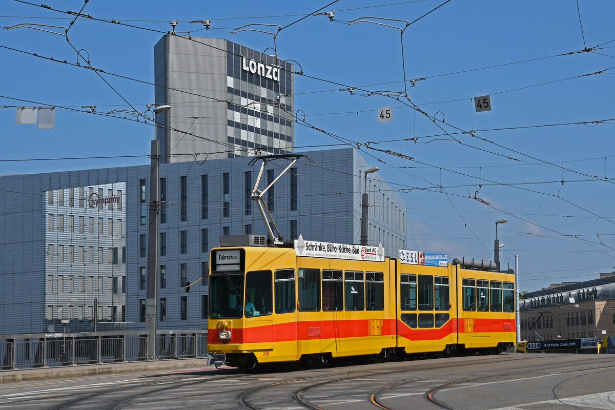 Be 4/8 248 überquert am 24.06.2024 mit der Fahrschule die Münchensteinerbrücke. Aufnahme Basel.