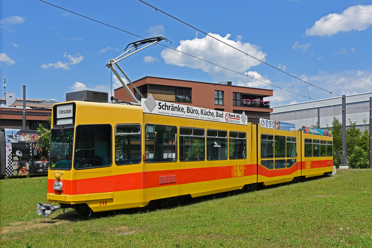 Be 4/8 248 wartet mit der Fahrschule in der Schlaufe bei Pratteln. Die Aufnahme stammt vom 30.06.2022.