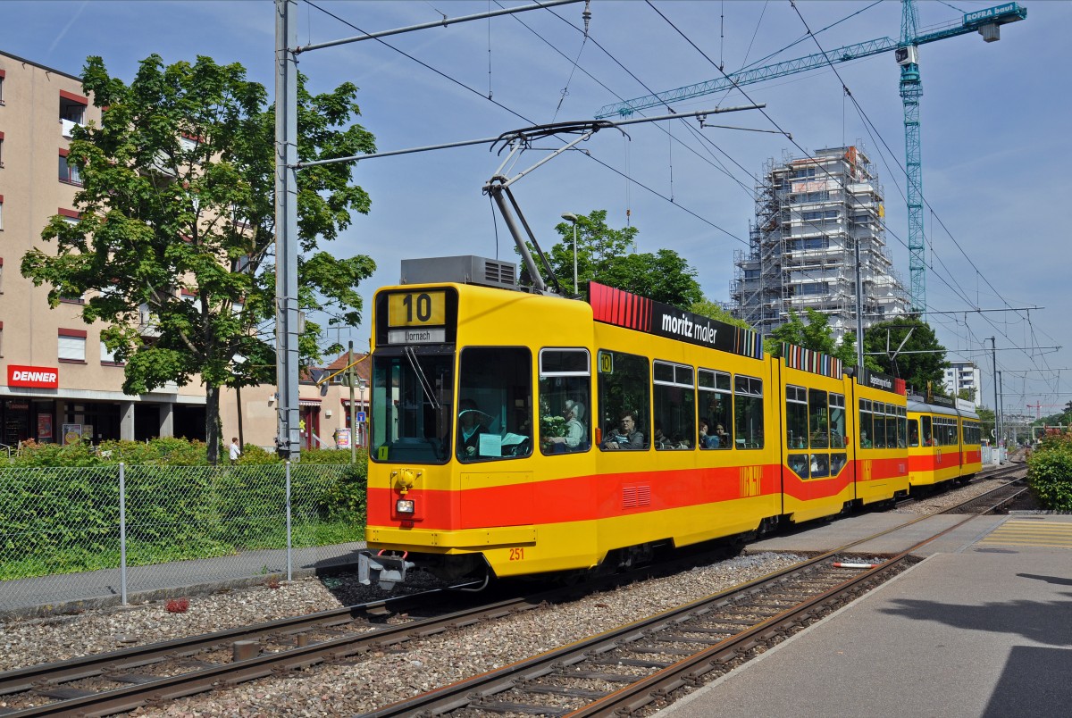 Be 4/8 251 zusammen mit dem Be 4/6 103 auf der Linie 10 verlassen die Haltestelle Zollweiden. Die Aufnahme stammt vom 28.05.2015.