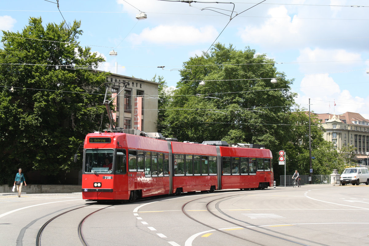 Be 4/8 738 in Bern, Helvetiaplatz am 27.07.2010.