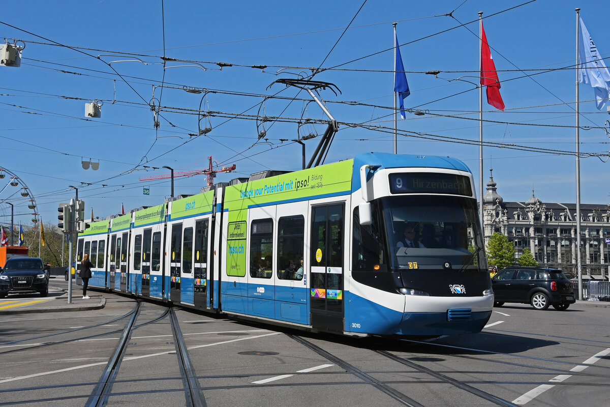 Be 5/6 Cobra 3010, auf der Linie 9, fährt am 12.04.2024 bei der Haltestelle Bellevue ein.