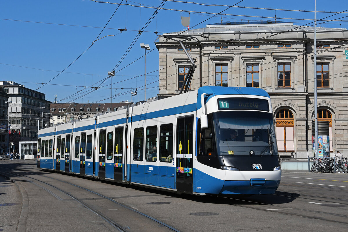 Be 5/6 Cobra 3014, auf der Linie 11, fährt am 12.04.2024 zur Haltestelle beim Bahnhof Zürich.