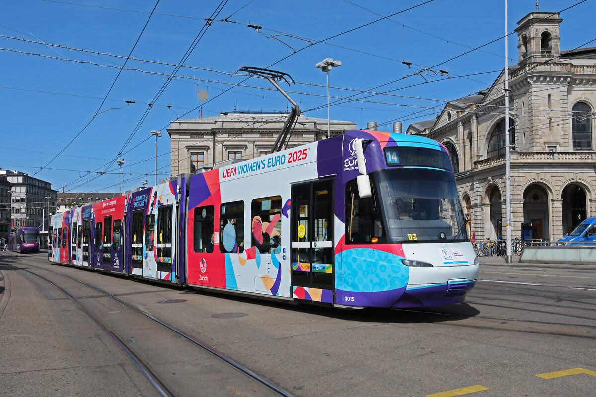 Be 5/6 Cobra 3015, mit der Werbung für die Fussball EM der Frauen 2025 in der Schweiz, auf der Linie 14, fährt am 22.08.2024 zur Haltestelle beim Bahnhof Zürich.