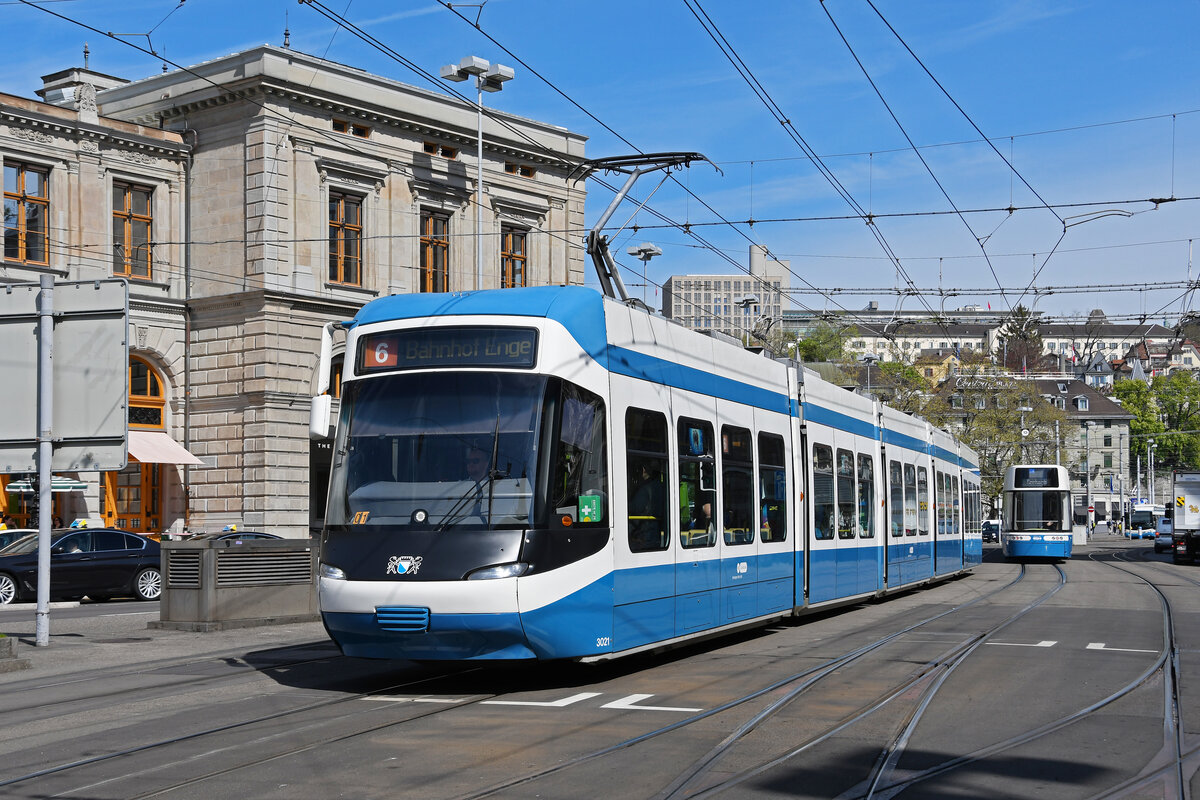 Be 5/6 Cobra 3021, auf der Linie 6, fährt am 12.04.2024 zur Haltestelle beim Bahnhofplatz in Zürich.