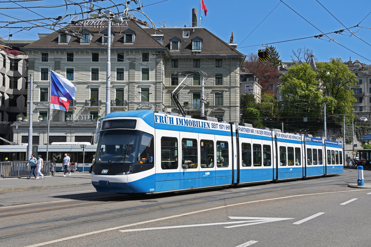 Be 5/6 Cobra 3028, auf der Linie 6, überquert am 12.04.2024 die Bahnhofbrücke. Aufnahme Zürich.