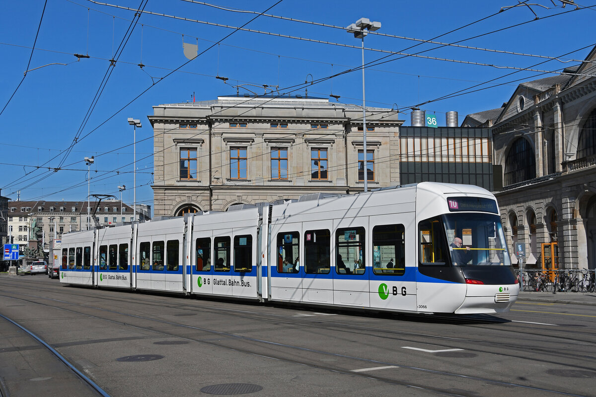 Be 5/6 Cobra 3066 der Glattalbahn, auf der Linie 10, fährt am 12.04.2024 zur Haltestelle beim Bahnhofplatz Zürich.