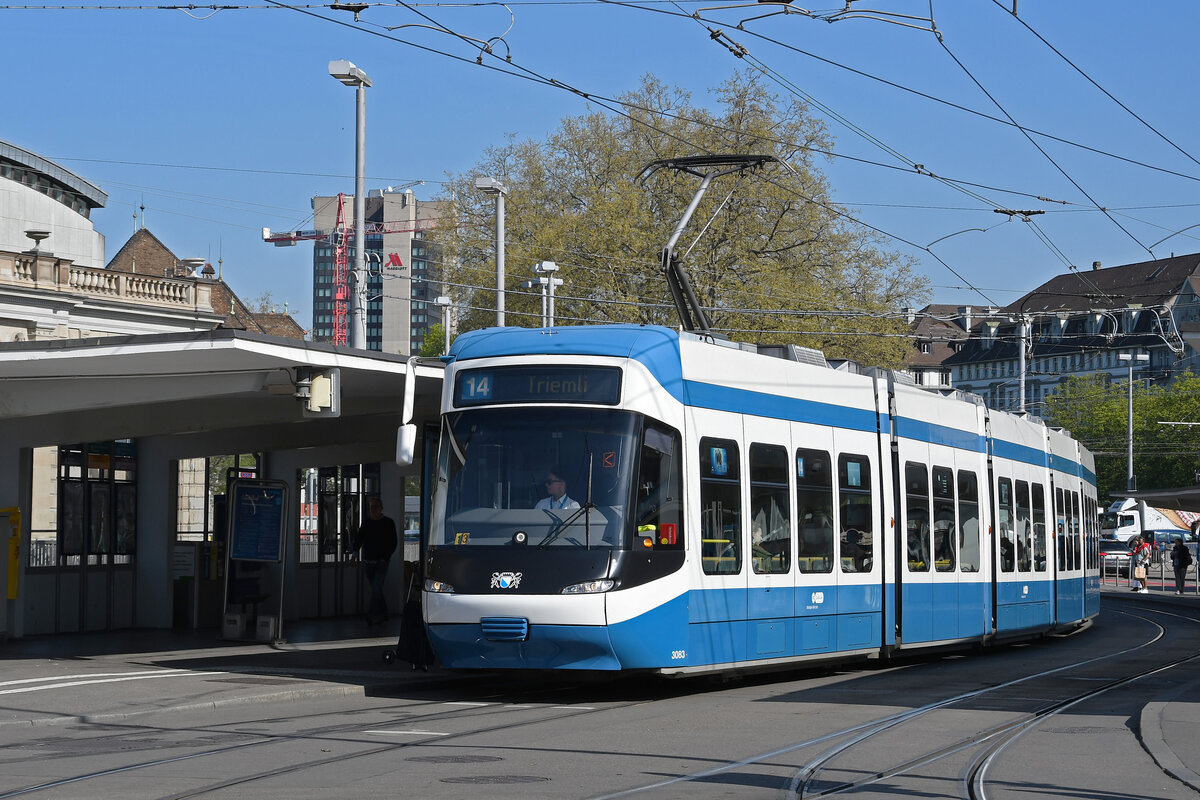 Be 5/6 Cobra 3083, auf der Linie 14, bedient am 12.04.2024 die Haltestelle beim Bahnhof Zürich.