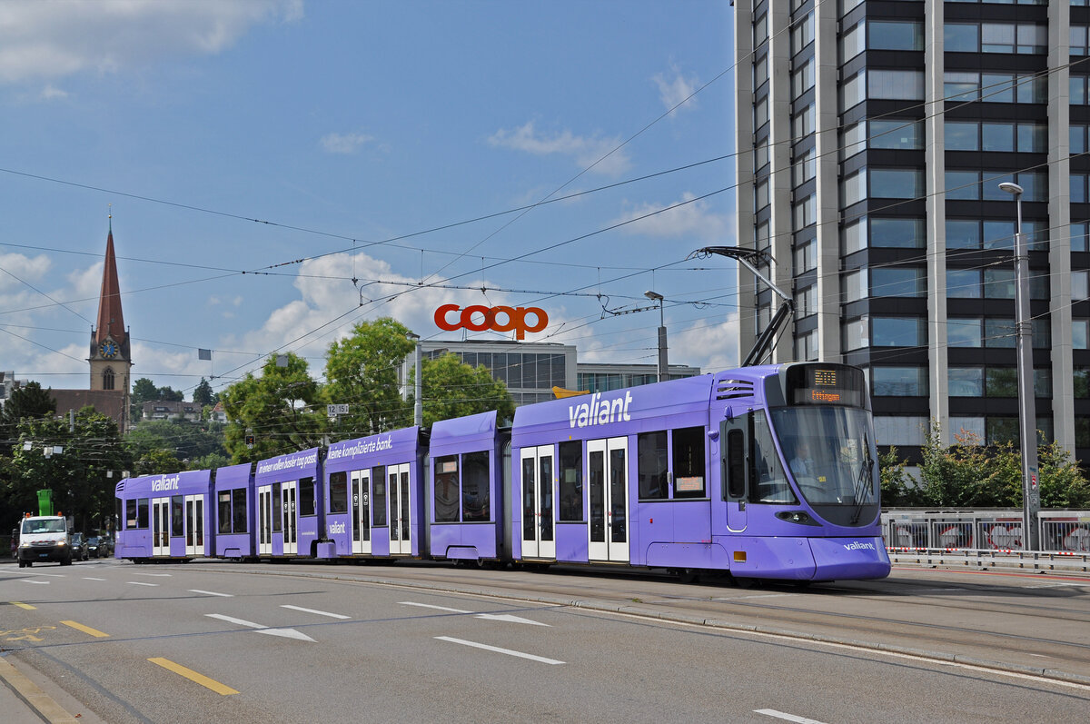 Be 6/10 Tango 151 mit der Werbung für die Bank Valiant, auf der Linie 10, überquert am 19.08.2024 die Münchensteinerbrücke. Aufnahme Basel.