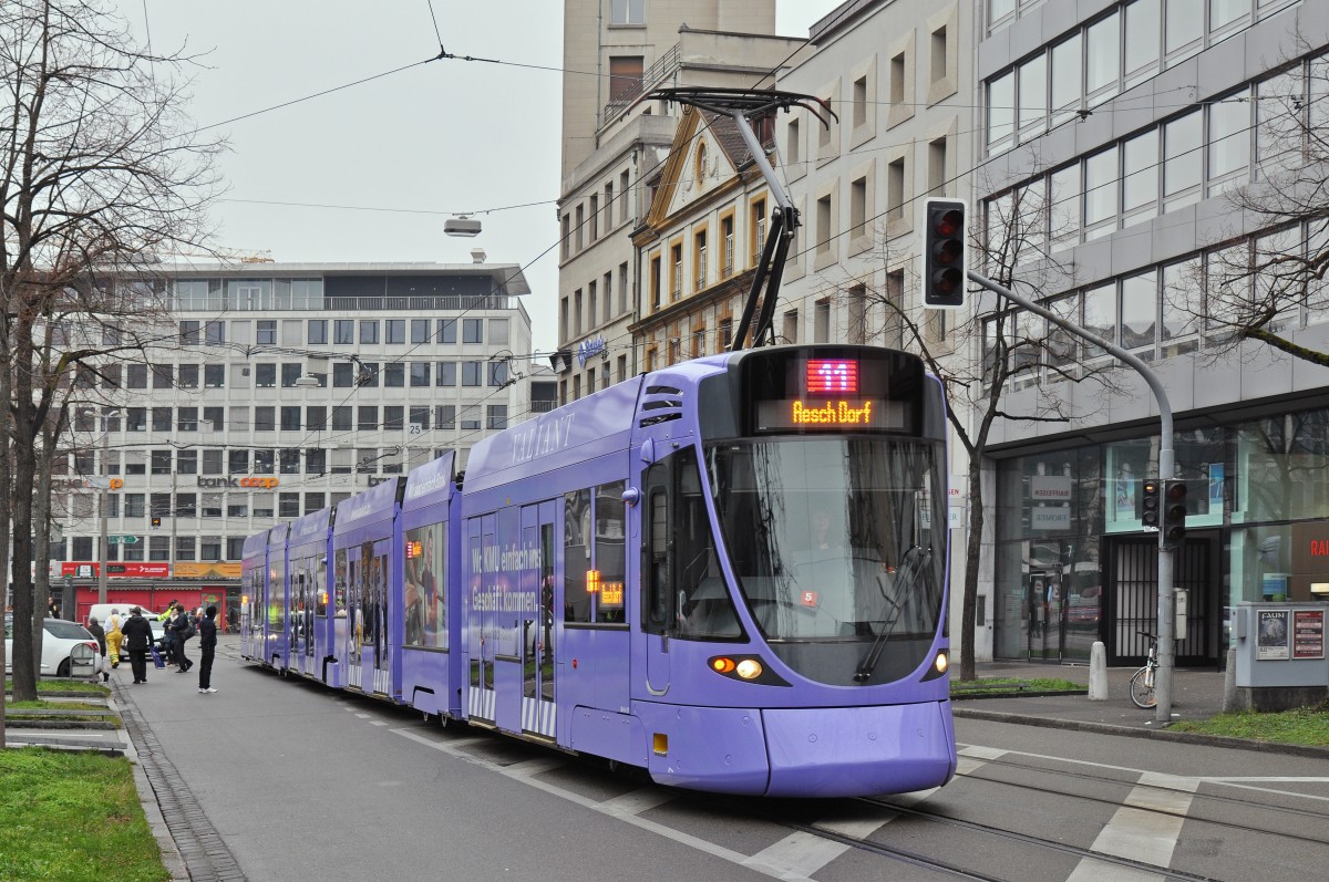 Be 6/10 Tango 151, mit der Bank Valiant Werbung, auf der Linie 11 bedient die Provisorische Haltestelle am Aeschenplatz. Die Aufnahme stammt vom Fasnachtsmittwoch 17.02.2016.