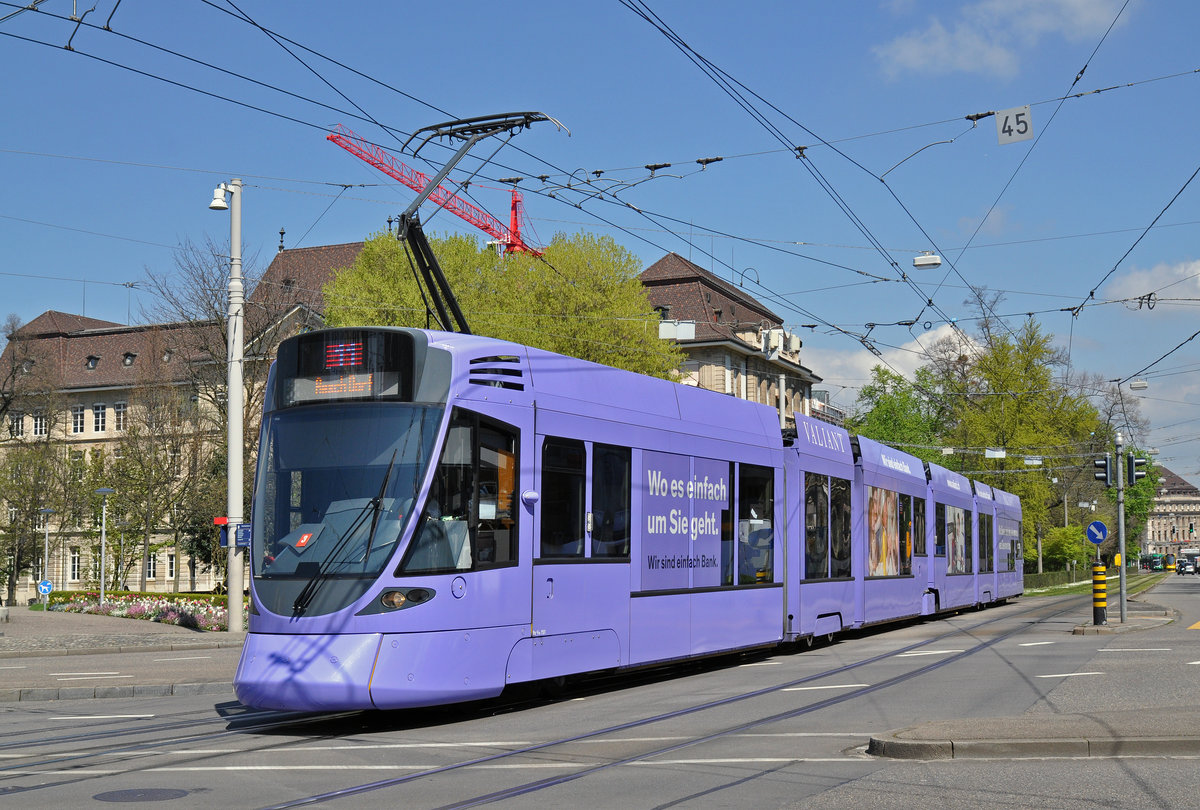 Be 6/10 Tango 151, mit einer Werbung für die Bank Valiant, fährt zur Haltestelle der Linie 11 am Bahnhof SBB. Die Aufnahme stammt vom 19.04.2016.