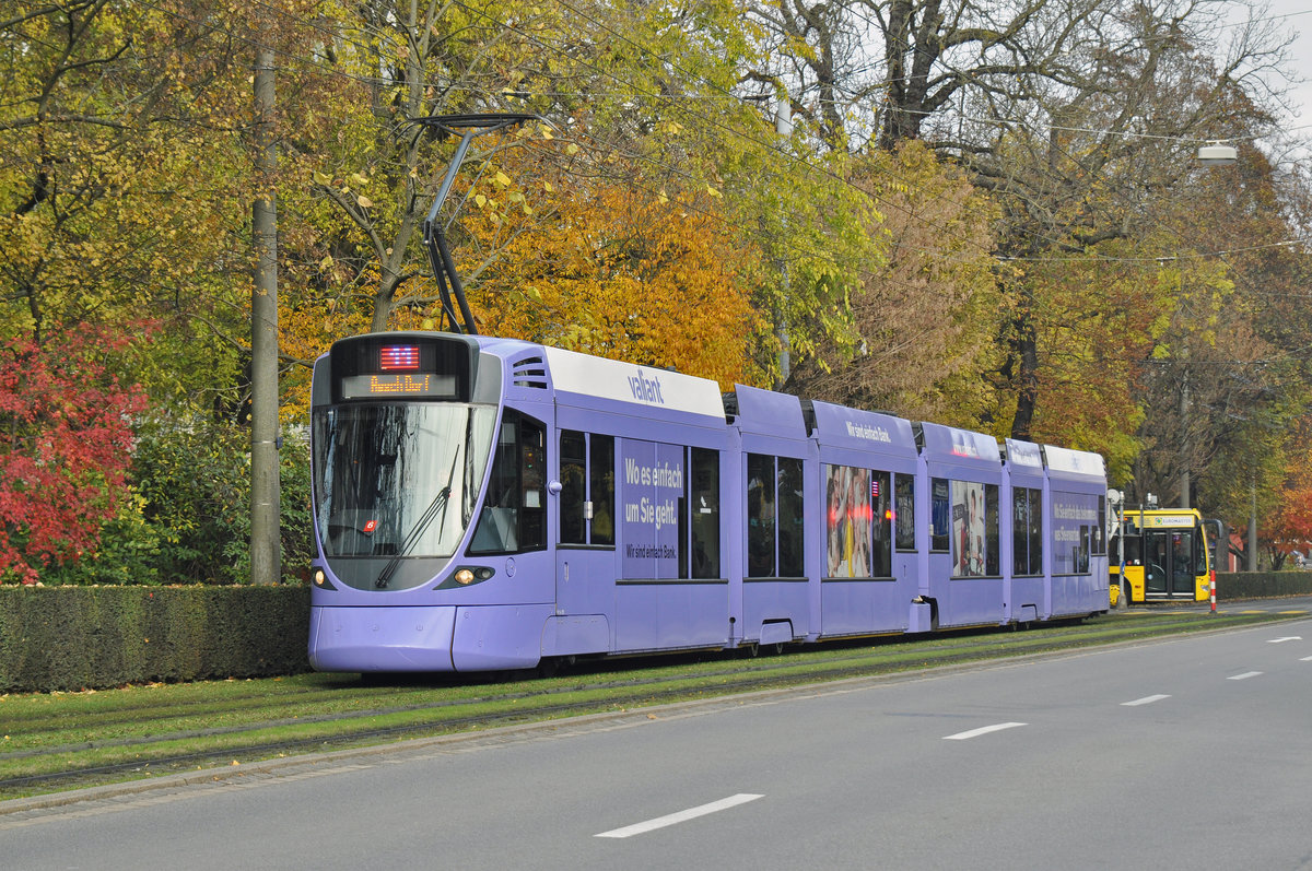 Be 6/10 Tango 151, mit einer Werbung für die Bank Valiant, fährt zur Haltestelle der Linie 11 am Bahnhof SBB. Die Aufnahme stammt vom 15.11.2016.