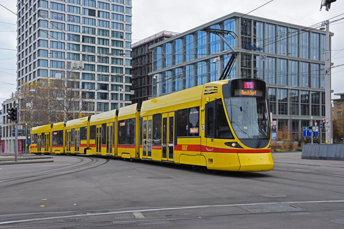 Be 6/10 Tango 152, auf der Linie 11, fährt bei der Haltestelle Bahnhof SBB ein. Die Aufnahme stammt vom 23.11.2021.