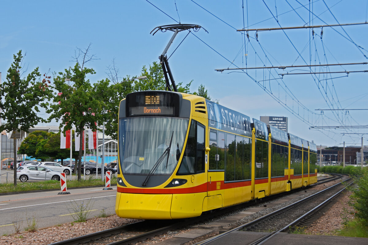 Be 6/10 Tango 152, auf der Linie 10, fährt am 15.07.2024 zur Haltestelle M-Parc. Aufnahme Basel.