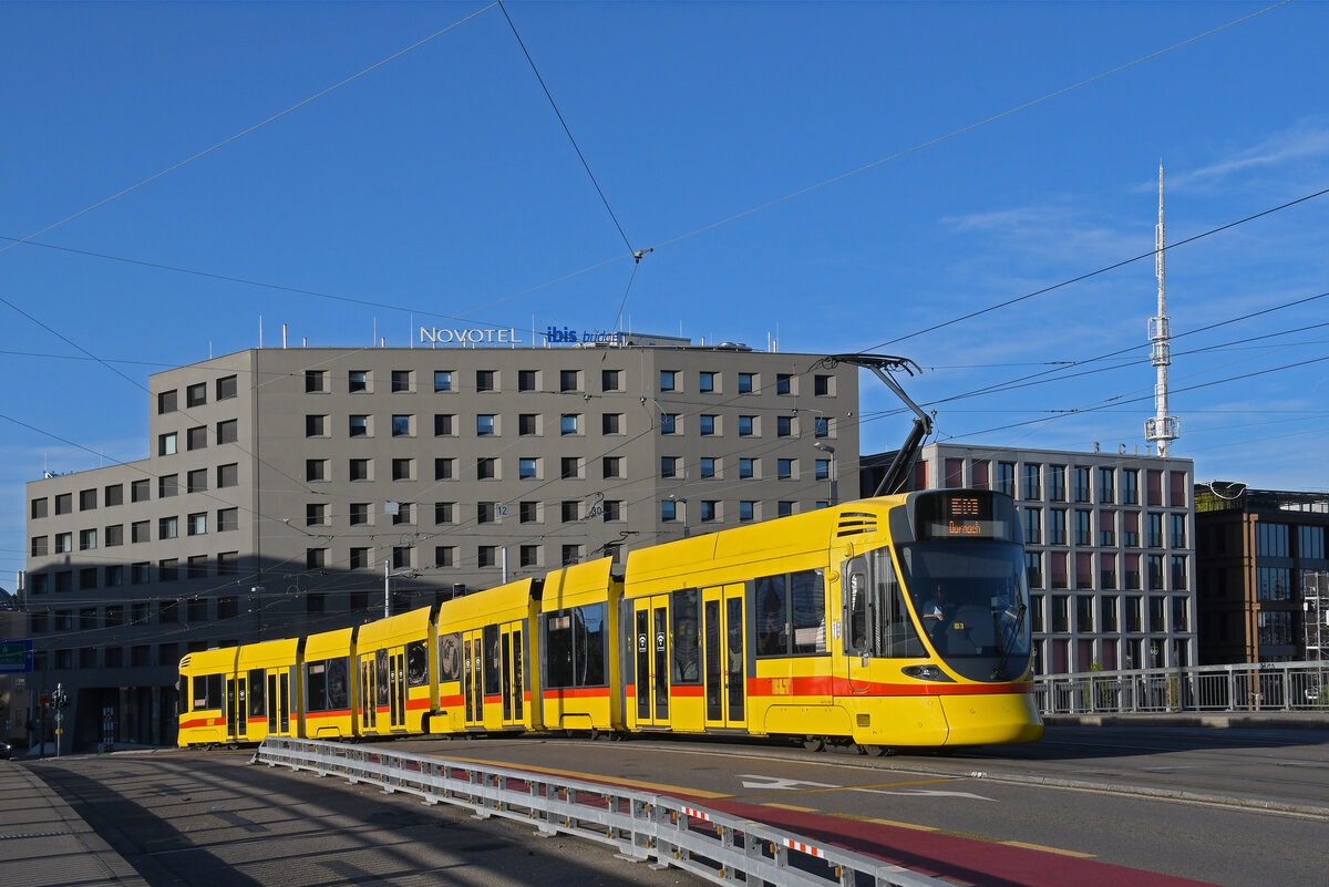 Be 6/10 Tango 160, auf der Linie 10, überquert am 07.09.2024 die Münchensteinerbrücke. Aufnahme Basel.