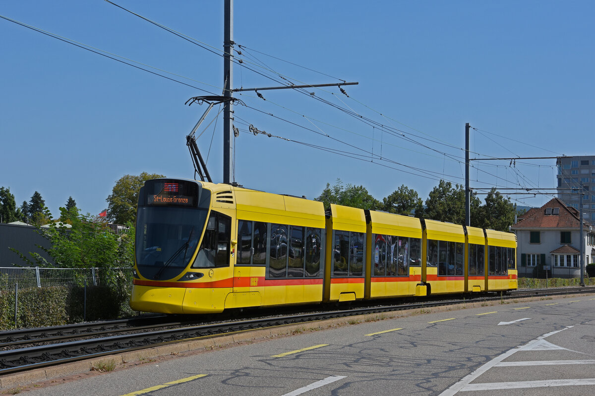 Be 6/10 Tango 161, auf der Linie 11, fährt am 23.08.2024 zur Haltestelle Münchensteinerstrasse. Aufnahme Basel.