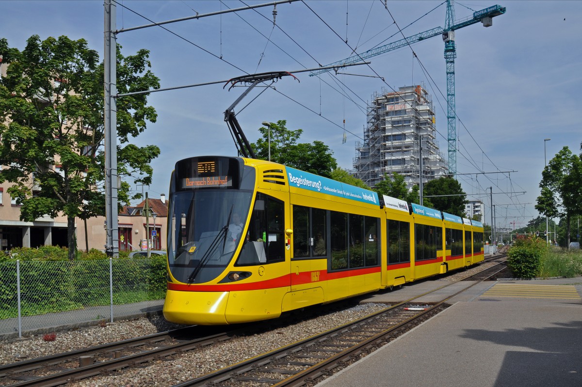 Be 6/10 Tango 161 auf der Linie 10 verlässt die Haltestelle Zollweiden. Die Aufnahme stammt vom 28.05.2015.