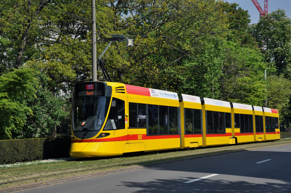 Be 6/10 Tango 163 auf der Linie 11 im Aeschengraben. Die Aufnahme stammt vom 24.04.2014.