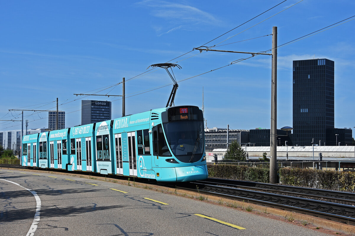 Be 6/10 Tango 164 mit der Medicar AG Werbung für Personen und Patienten Transport, auf der Linie 10, fährt am 23.08.2024 zur Haltestelle M-Parc. Aufnahme Basel.