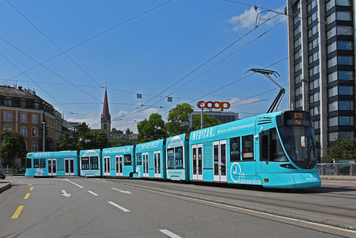 Be 6/10 Tango 164 mit der Medicar AG Werbung für Personen und Patienten Transport, auf der Linie 10, überquert am 24.06.2024 die Münchensteinerbrücke. Aufnahme Basel.