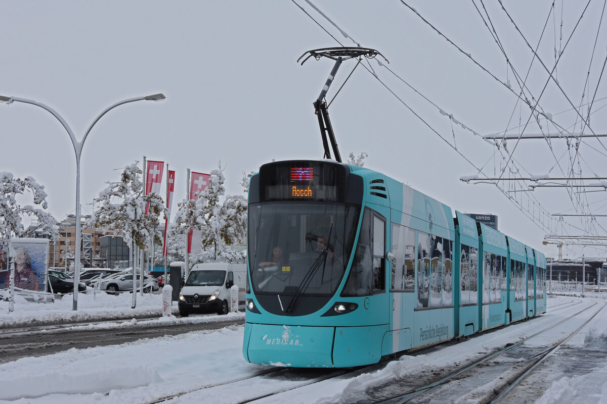 Be 6/10 Tango 164 mit der Medicar AG Werbung für Personen und Patienten Transport, auf der Linie 11, fährt am 22.11.2024 zur Haltestelle M-Parc. Aufnahme Basel.