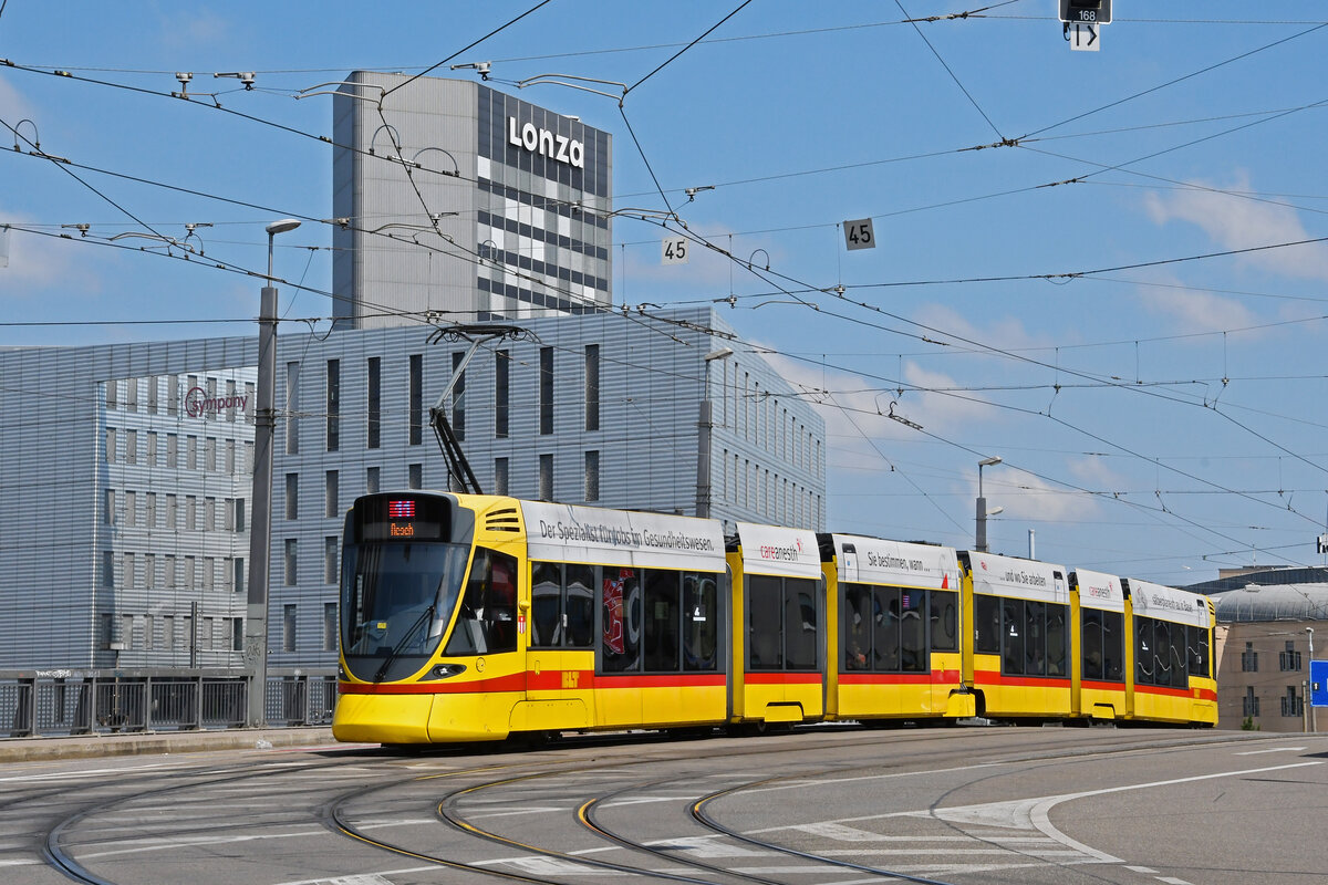 Be 6/10 Tango 165, auf der Linie 11, überquert am 24.06.2024 die Münchensteinerbrücke. Aufnahme Basel.