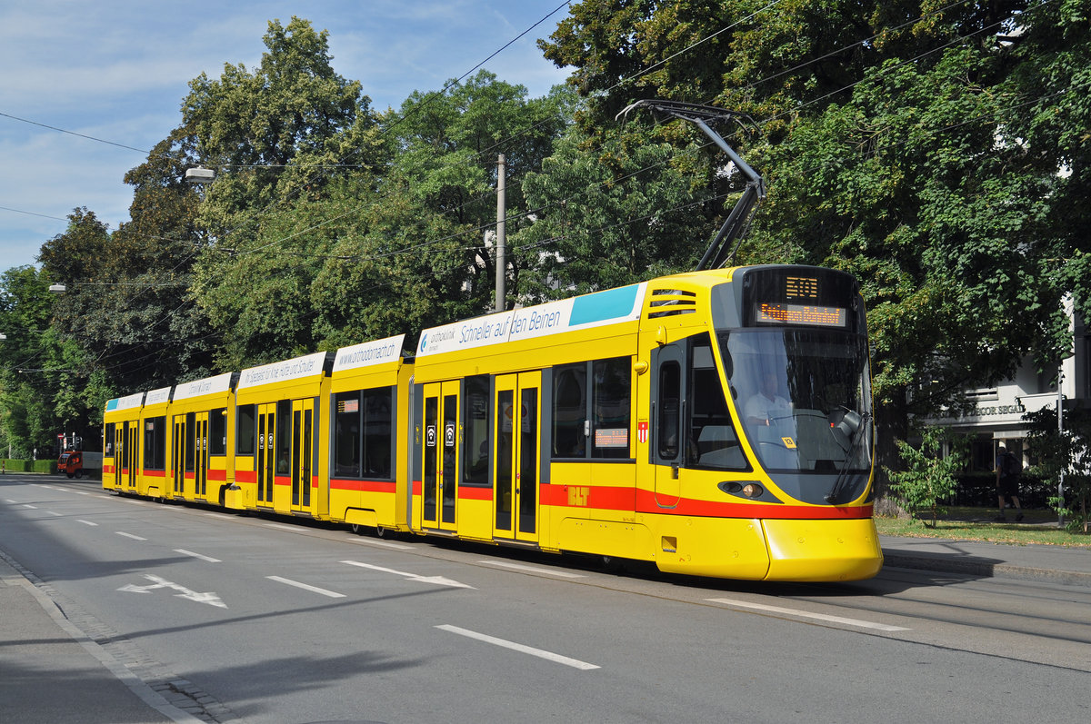 Be 6/10 Tango 165, auf der Linie 10, fährt zur Haltestelle am Aeschenplatz. Die Aufnahme stammt vom 04.08.2016.