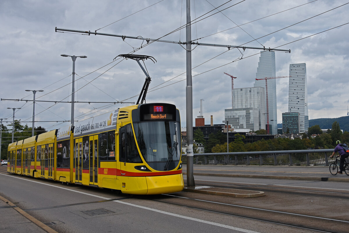 Be 6/10 Tango 167, auf der wegen einer Baustelle umgeleiteten Linie 11, überquert die Wettsteinbrücke. Die Aufnahme stammt vom 25.09.2022.