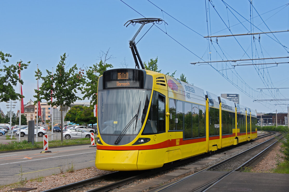 Be 6/10 Tango 167, auf der Linie 10. fährt am 15.07.2024 bei der Haltestelle M-Parc ein. Aufnahme Basel.