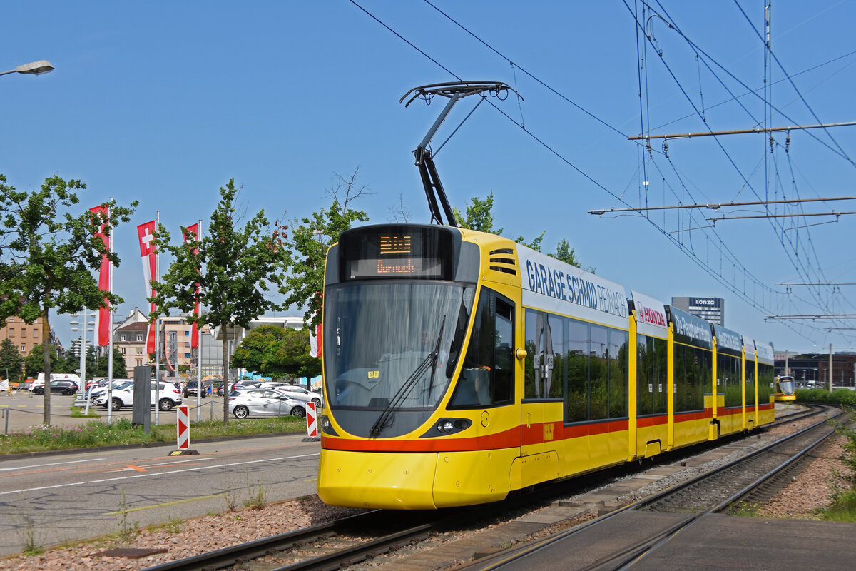 Be 6/10 Tango 172, auf der Linie 10. fährt am 15.07.2024 bei der Haltestelle M-Parc ein. Aufnahme Basel.