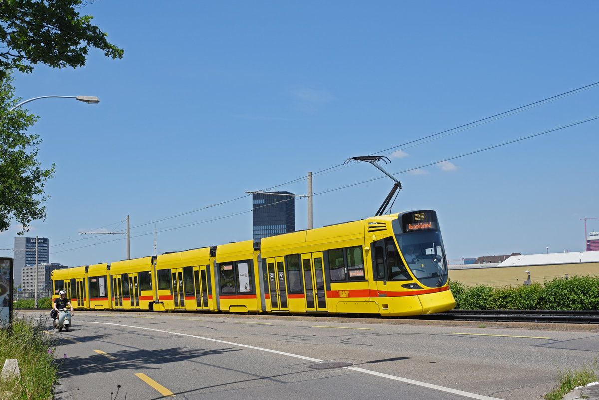 Be 6/10 Tango 173, auf der Linie 10, fährt zur Haltestelle M-Parc. Die Aufnahme stammt vom 19.05.2020.