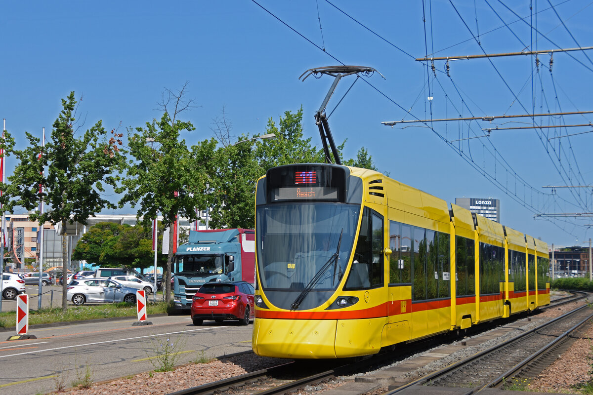 Be 6/10 Tango 175, auf der Linie 11, fährt am 15.07.2024 bei der Haltestelle M-Parc ein. Aufnahme Basel.