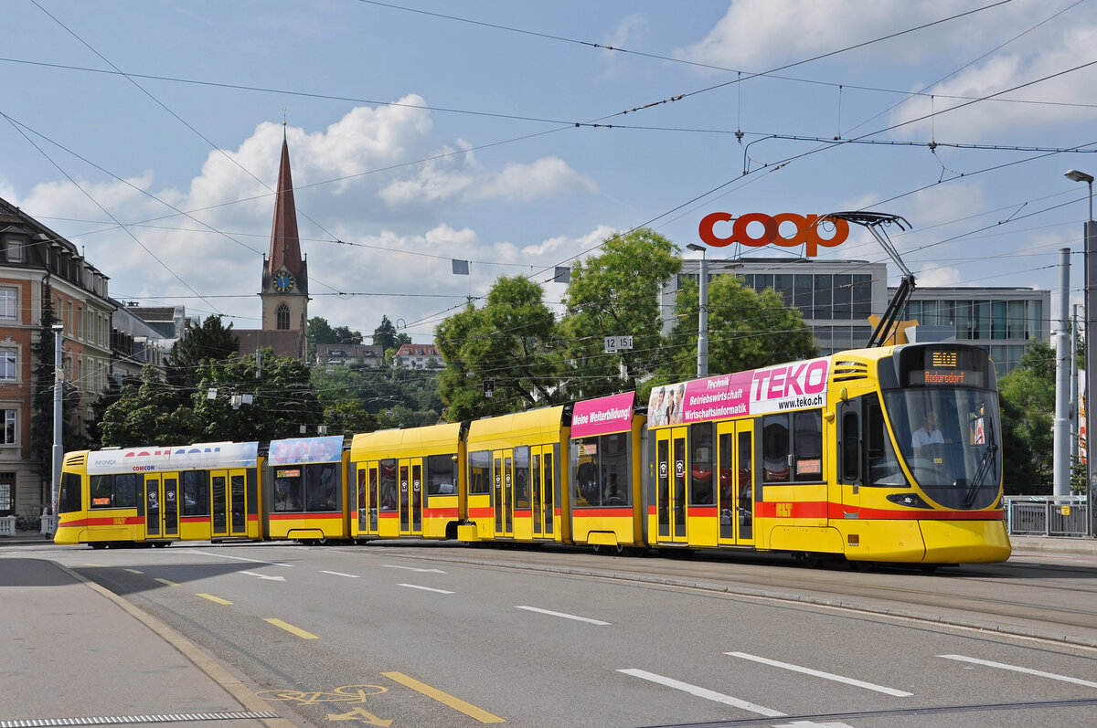 Be 6/10 Tango 176, auf der Linie 10, überquert am 19.08.2024 die Münchensteinerbrücke. Aufnahme Basel.