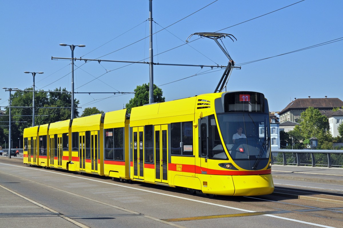 Be 6/10 Tango 176, auf der, wegen einer Großbaustelle in der Innerstadt umgeleiteten Linie 11, fährt vom Kunstmuseum zur Haltestelle Wettsteinplatz. Die Aufnahme stammt vom 07.08.2015.