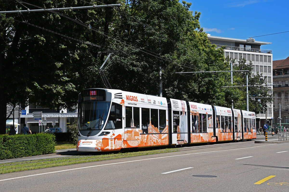 Be 6/10 Tango 177 mit der Migros Werbung, auf der Linie 11, bedient am 08.07.2024 die Haltestelle am Aeschenplatz. Aufnahme Basel.