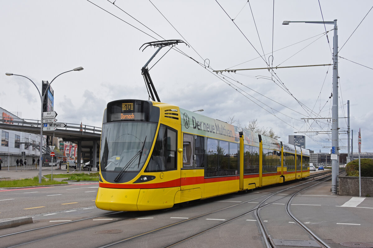 Be 6/10 Tango 178, auf der Linie 10, fährt am 11.04.2023 bei der Haltestelle M-Parc ein.