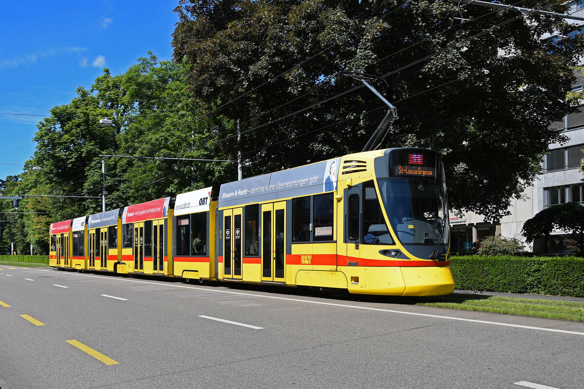 Be 6/10 Tango 179, auf der Linie 11, fährt am 08.07.2024 zur Haltestelle am Aeschenplatz.