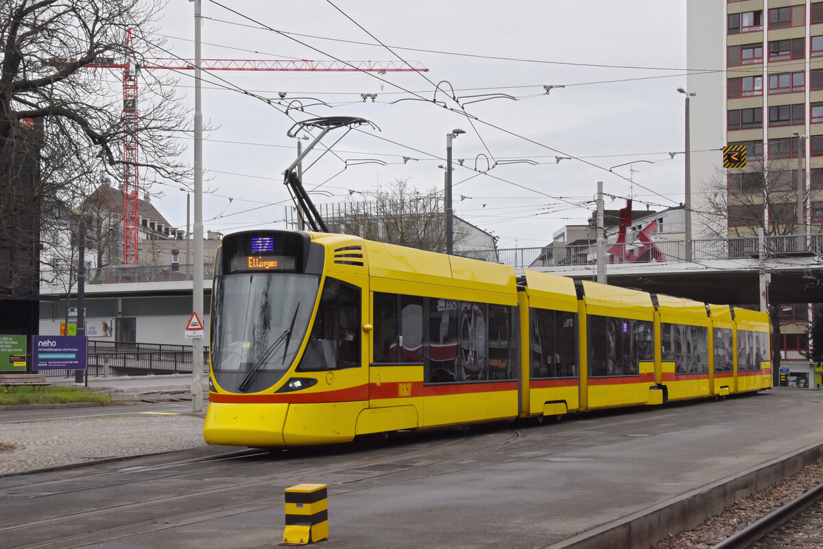 Be 6/10 Tango 181, auf der Linie 17, fährt am 04.02.2023 zur Haltestelle ZOO Basel.