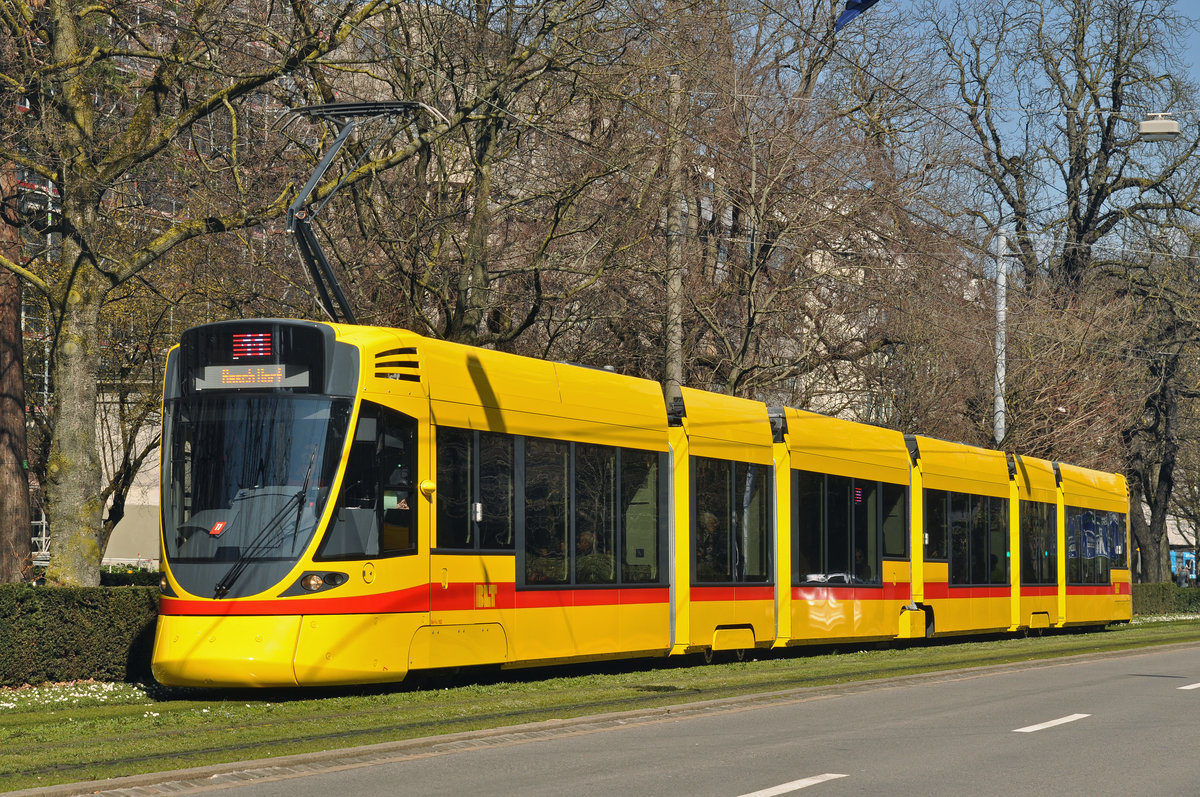 Be 6/10 Tango 182, auf der Linie 11, fährt zur Haltestelle am Bahnhof SBB. Die Aufnahme stammt vom 26.03.2016.