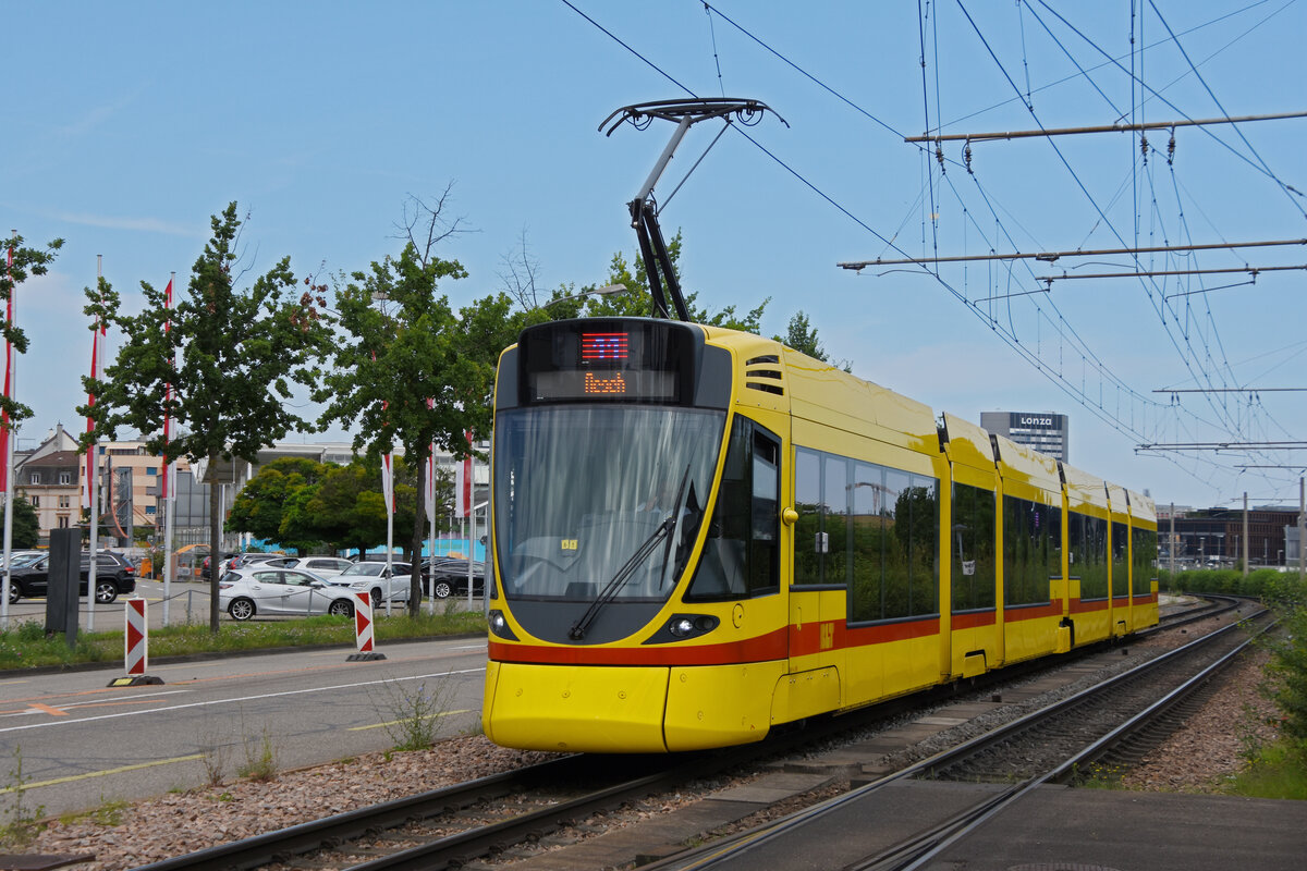 Be 6/10 Tango 183, auf der Linie 11, fährt am 15.07.2024 zur Haltestelle M-Parc. Aufnahme Basel.