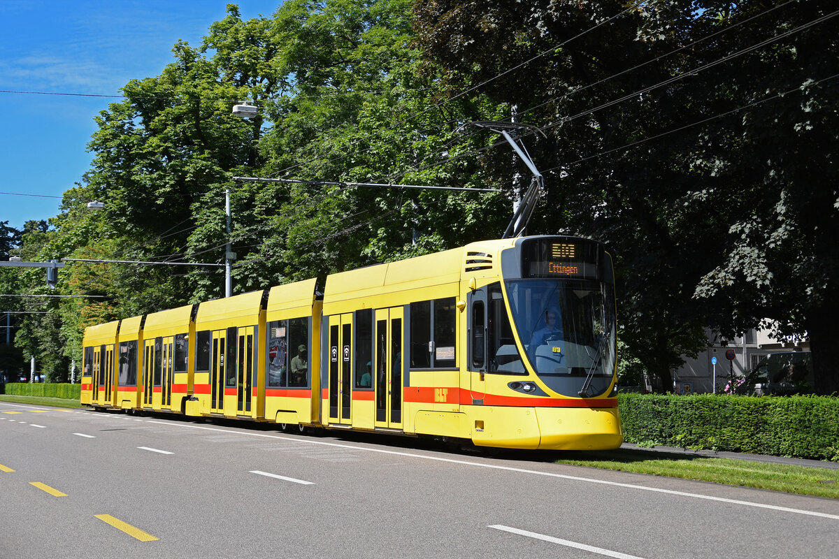 Be 6/10 Tango 184, auf der Linie 10, fährt am 08.07.2024 zur Haltestelle am Aeschenplatz. Aufnahme Basel.