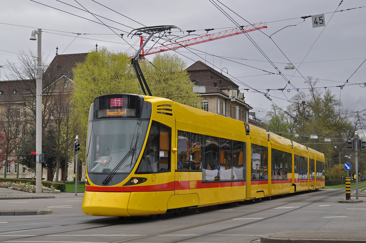 Be 6/10 Tango 184, auf der Linie 11, fährt bei der Haltestelle Bahnhof SBB ein. Die Aufnahme stammt vom 07.04.2016.