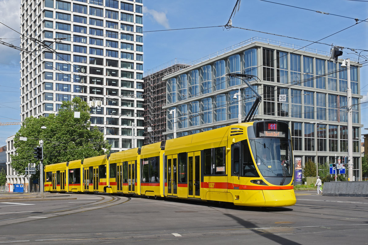 Be 6/10 Tango 185, auf der Linie 11, fährt bei der Haltestelle Bahnhof SBB ein. Die Aufnahme stammt vom 24.05.2020.