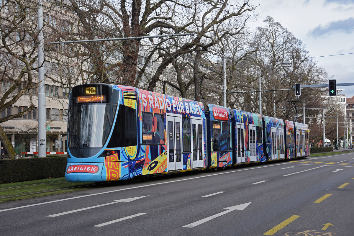 Be 6/10 Tango 185 mit der Werbung für das Radio Basilisk, auf der Linie 10, fährt zur Haltestelle Aeschenplatz. Die Aufnahme stammt vom 26.01.2021.