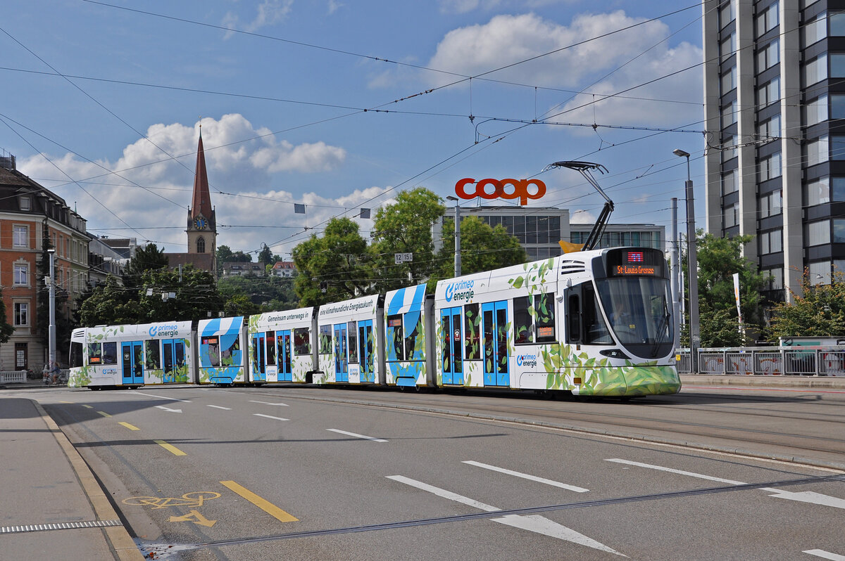 Be 6/10 Tango 186 mit der Werbung für Primero Energie, auf der Linie 11, überquert am 19.08.2024 die Münchensteinerbrücke. Aufnahme Basel.