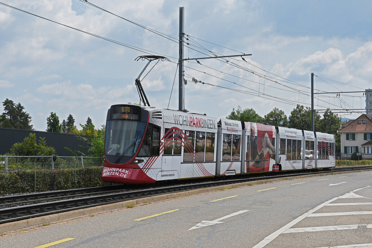 Be 6/10 Tango 187 mit der Werbung für den Wohnpark Binzen, auf der Linie 10, fährt am 19.08.2024 zur Haltestelle Münchensteinerstrasse. Aufnahme Basel.