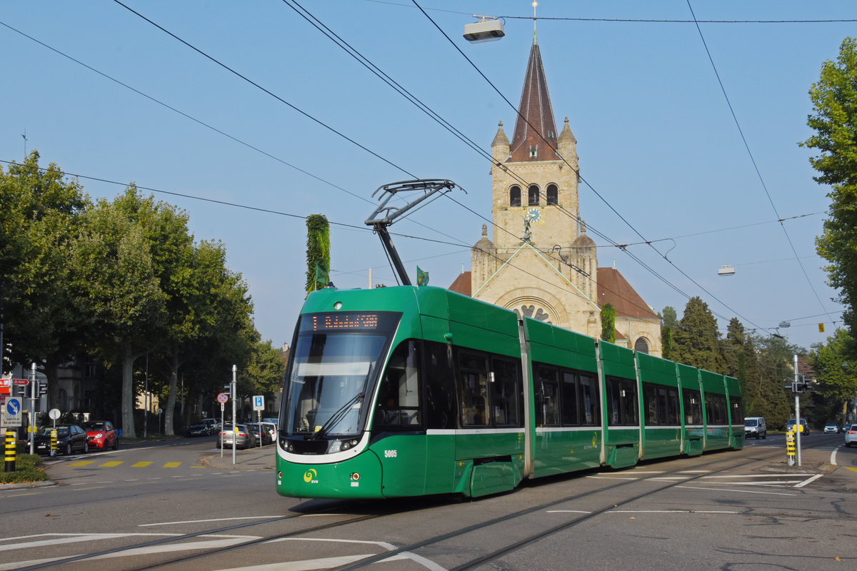 Be 6/8 5005, auf der Linie 1, fährt zur Haltestelle ZOO Bachletten. Im Hintergrund steht die Pauluskirche. Die Aufnahme stammt vom 17.09.2020.