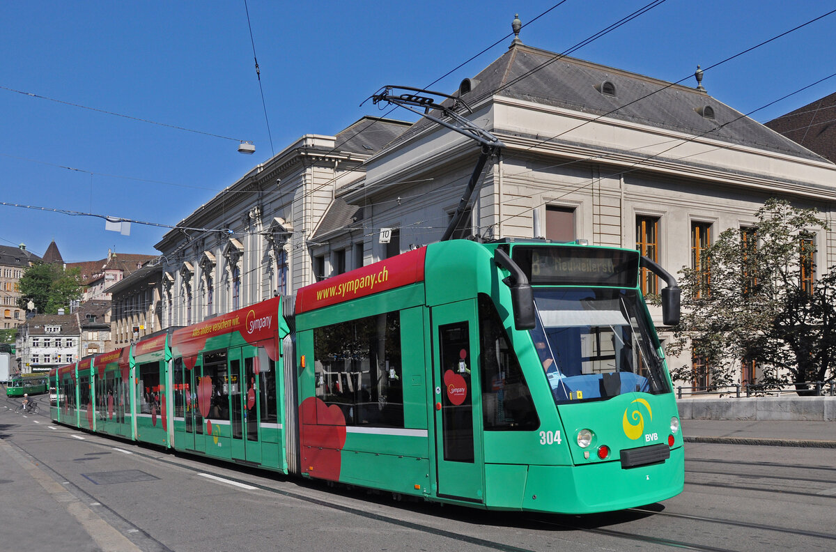 Be 6/8 Combino 304, auf der Linie 8, fährt am 15.08.2012 den Steinenberg hoch zur Haltestelle Bankverein. Aufnahme Basel.