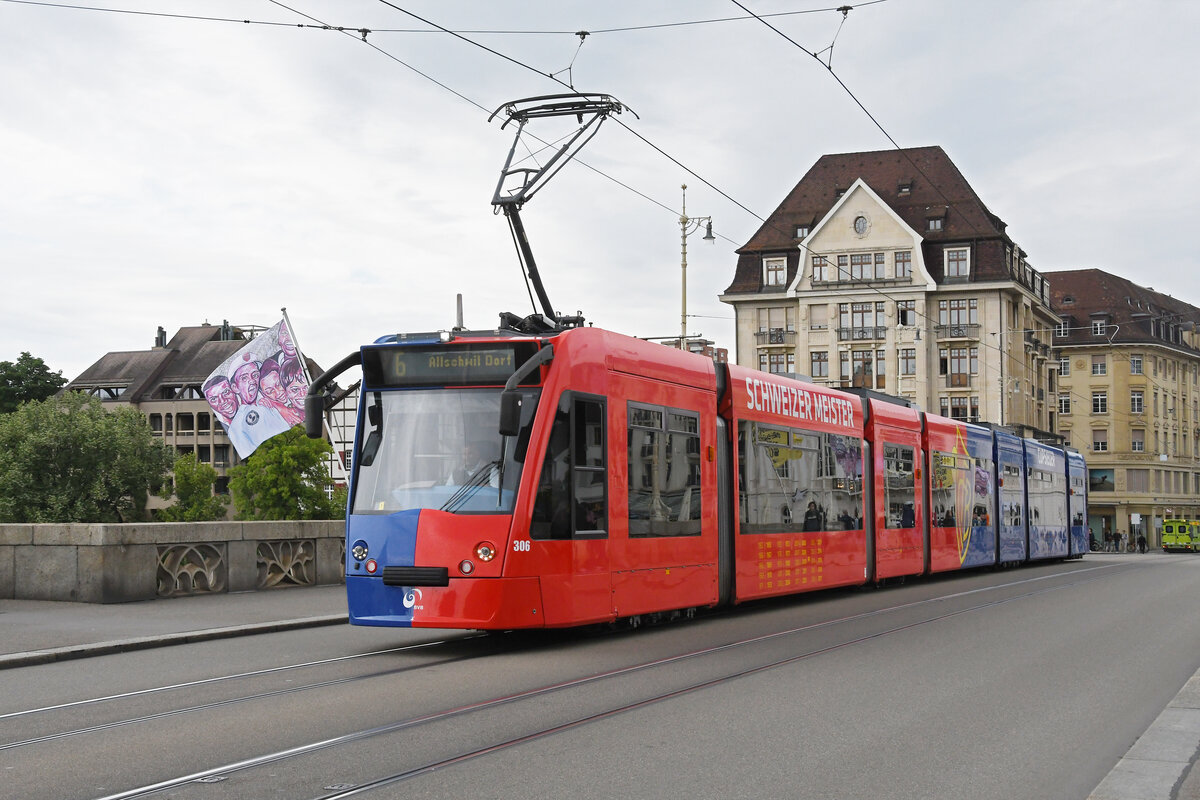 Be 6/8 Combino 306 FC Basel, auf der Linie 6, überquert am 27.05.2024 die Mittlere Rheinbrücke.